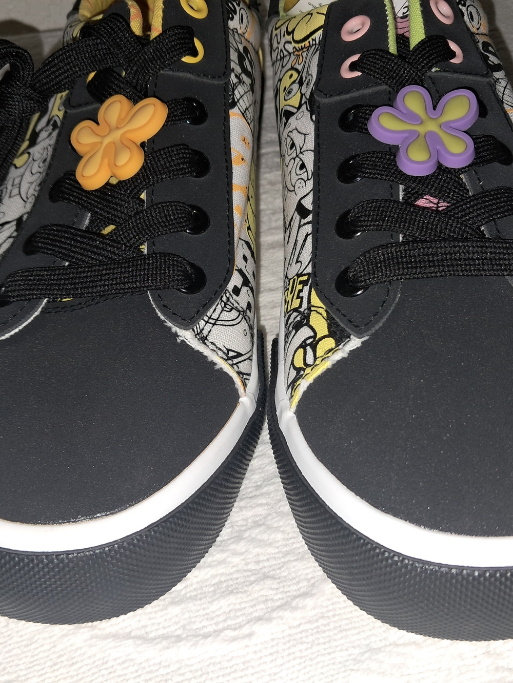SpongeBob SquarePants Men's  Graphic Lace-Up Sneakers
